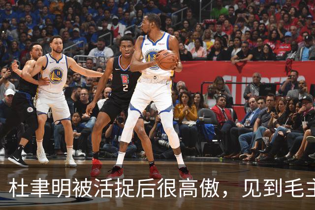 杜聿明被活捉后很高傲，见到毛主席的高级参谋，他羞愧地低下了头