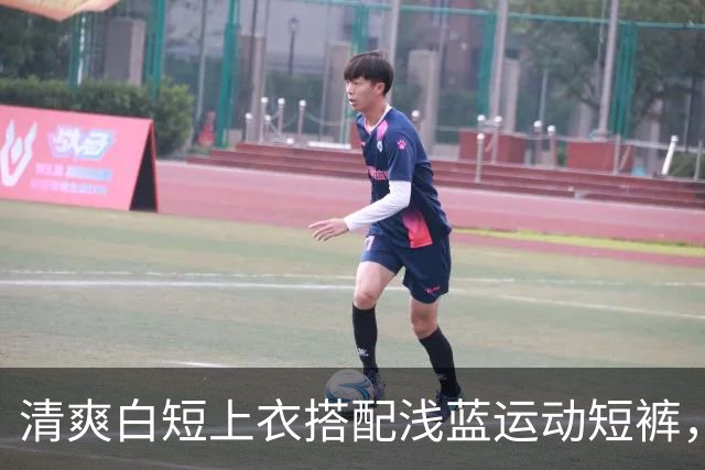 清爽白短上衣搭配浅蓝运动短裤，轻松勾勒人妻柔和流畅的身材线条